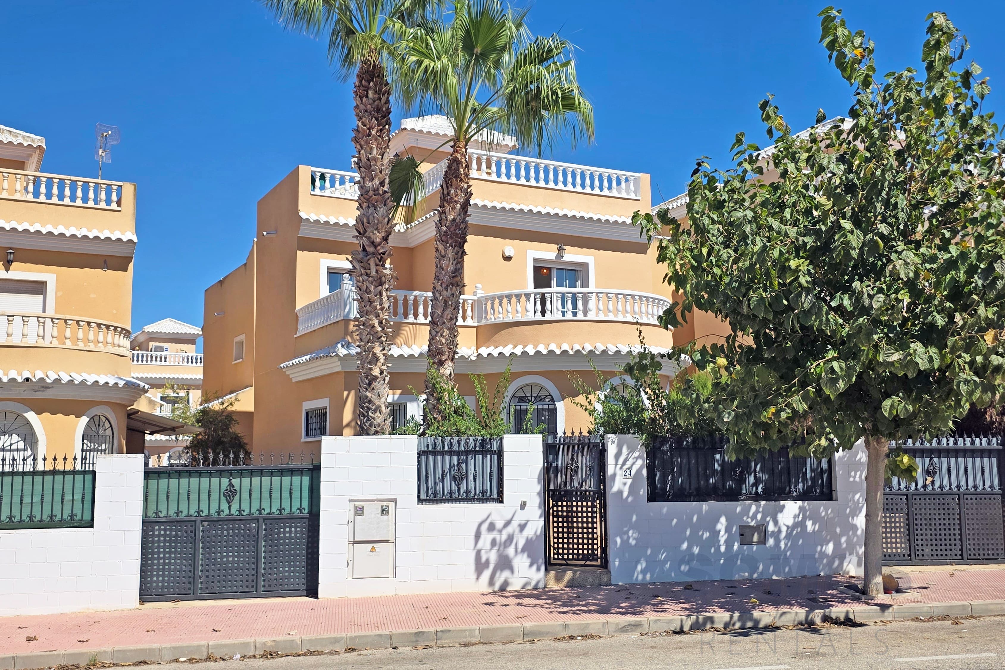Villa Dali, Urb La Marina — Foto 1