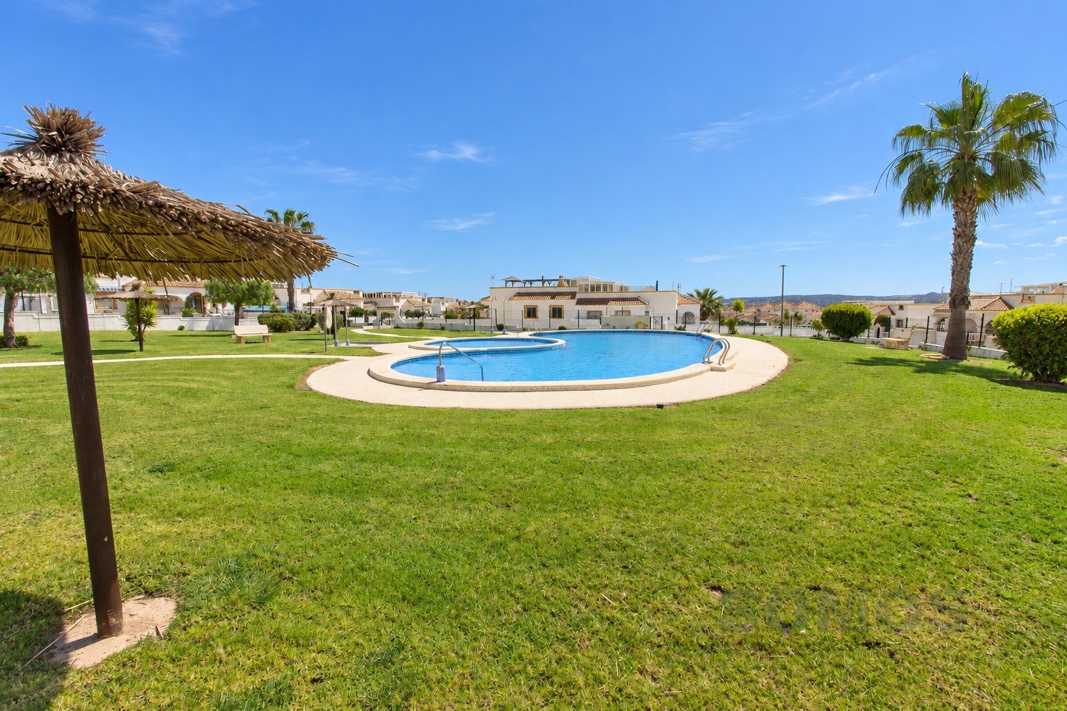 Communal swimming pool — Casa Lisa, Urb La Marina