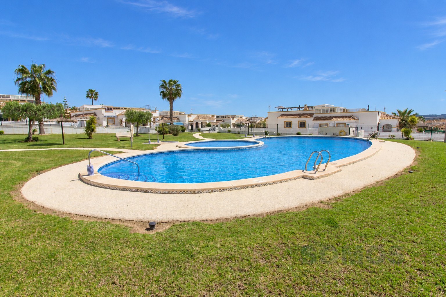 Communal swimming pool — Casa Lisa, Urb La Marina