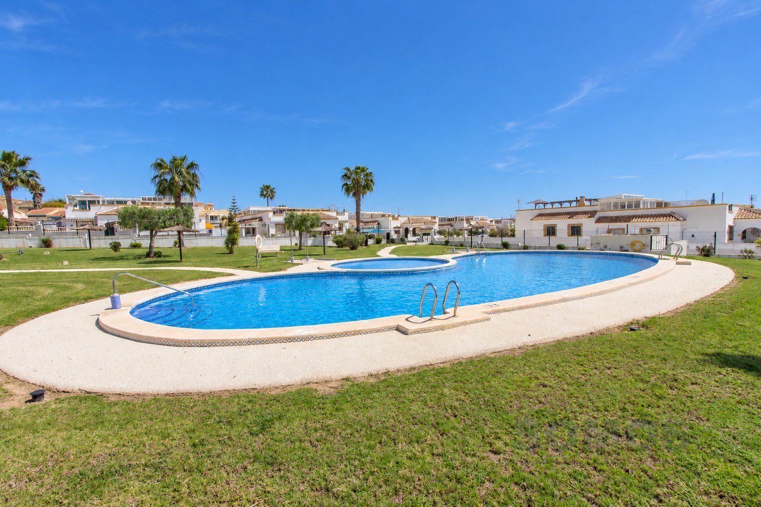 Communal swimming pool — Casa Lisa, Urb La Marina