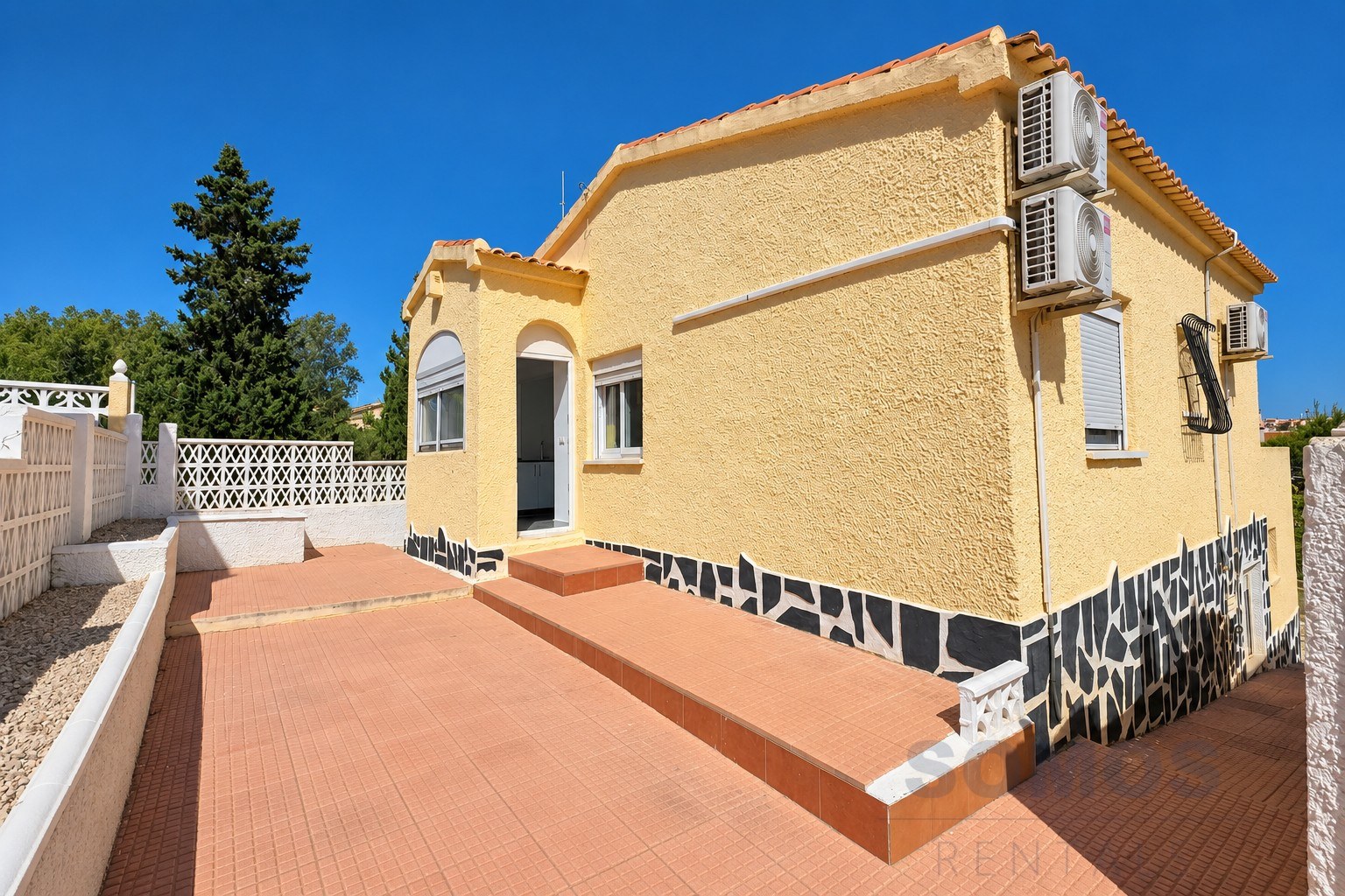 Off road parking — Villa Michelle, Urb La Marina