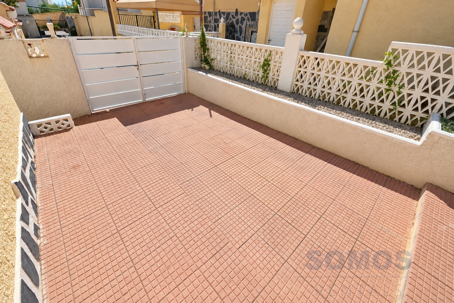 Off road parking — Villa Michelle, Urb La Marina