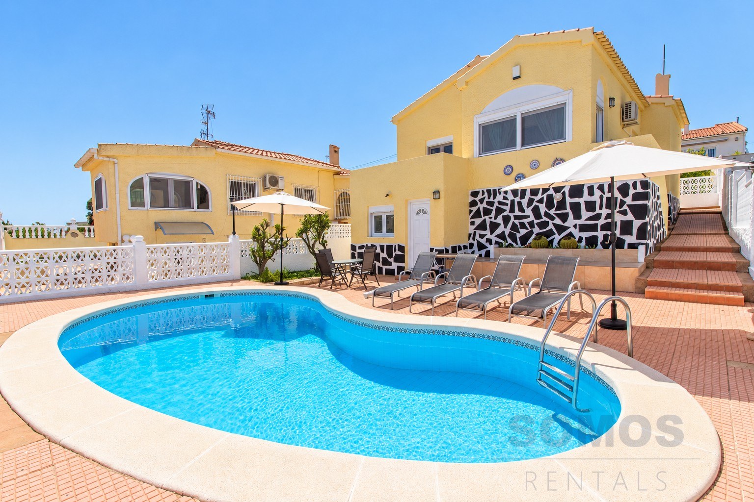 Private swimming pool — Villa Michelle, Urb La Marina
