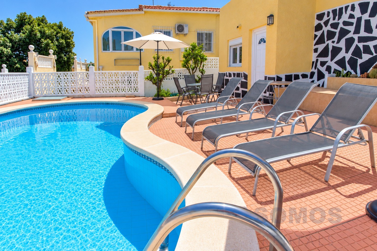 Private swimming pool — Villa Michelle, Urb La Marina
