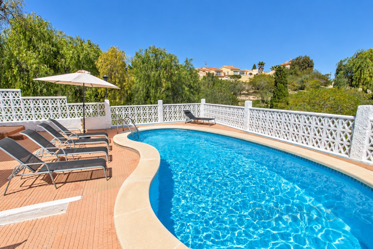 Private swimming pool — Villa Michelle, Urb La Marina