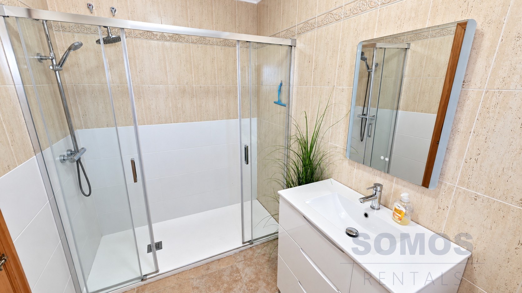 Bathroom 1 — Villa Rosa, Urb La Marina