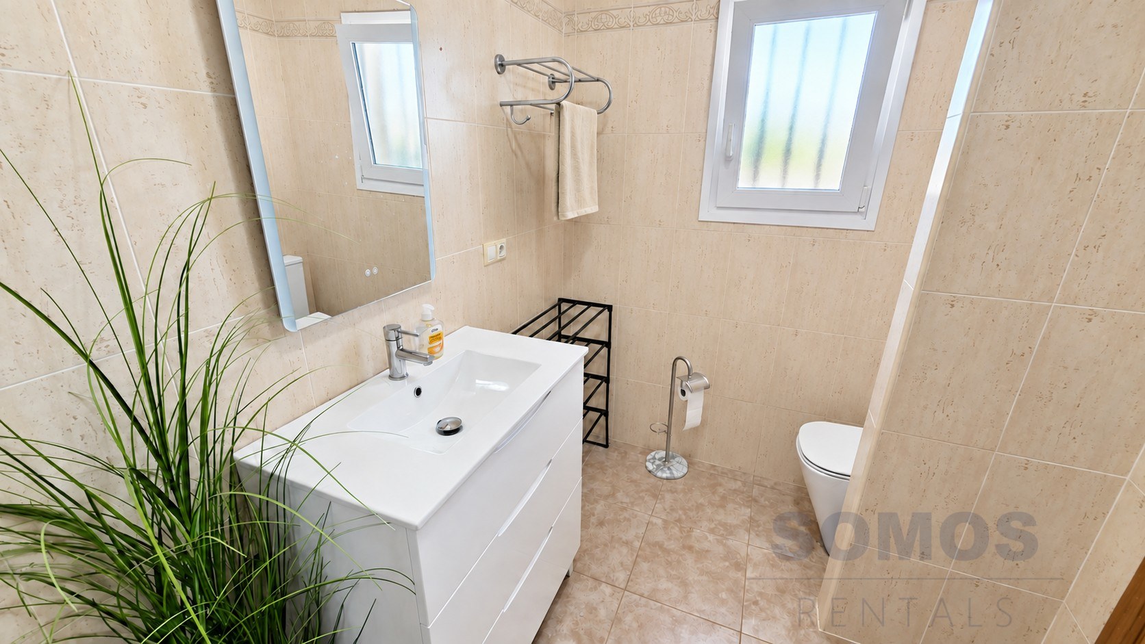 Bathroom 1 — Villa Rosa, Urb La Marina