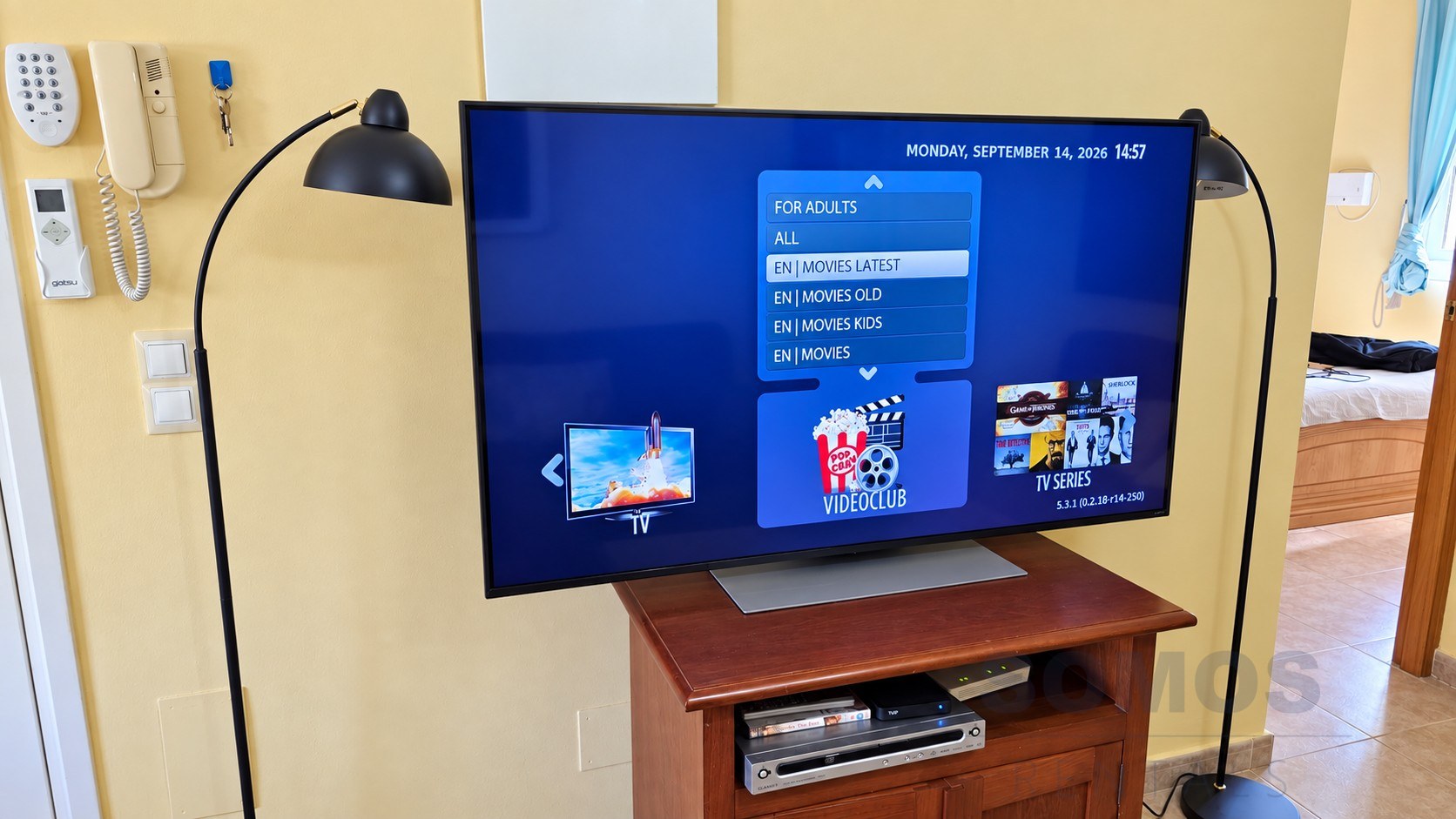 Smart TV — Villa Rosa, Urb La Marina
