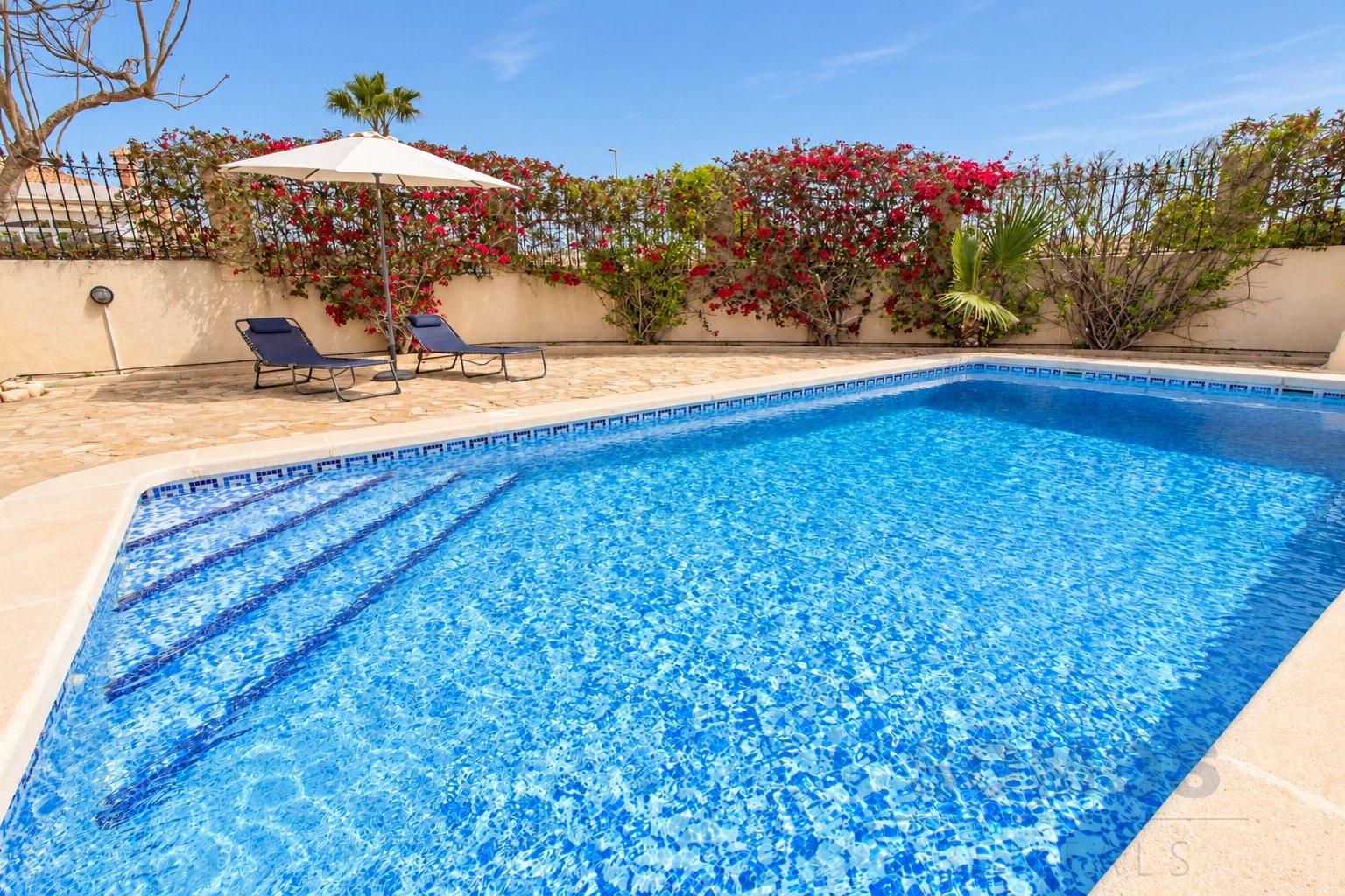 Private swimming pool — Villa Rosa, Urb La Marina