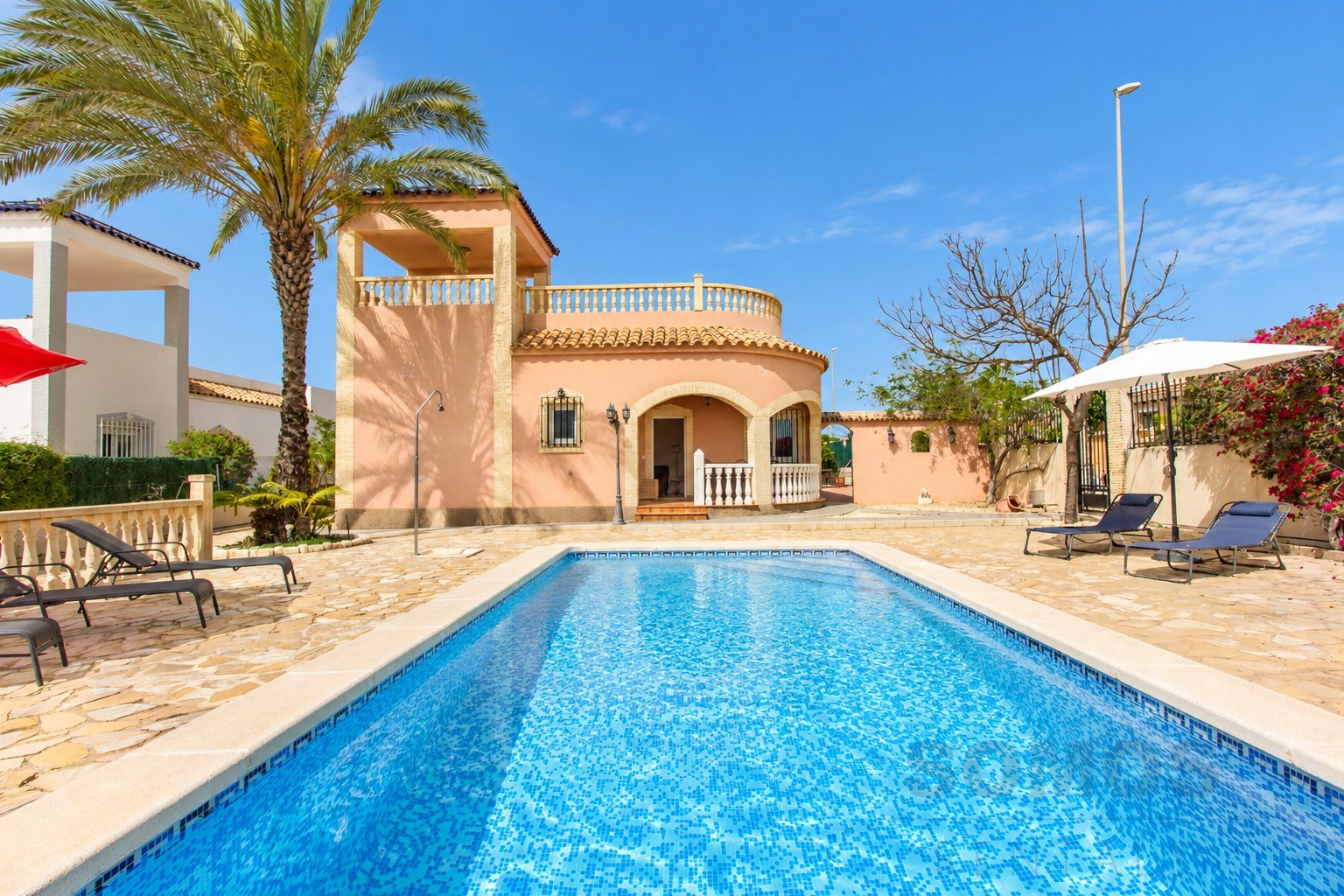 Private swimming pool — Villa Rosa, Urb La Marina