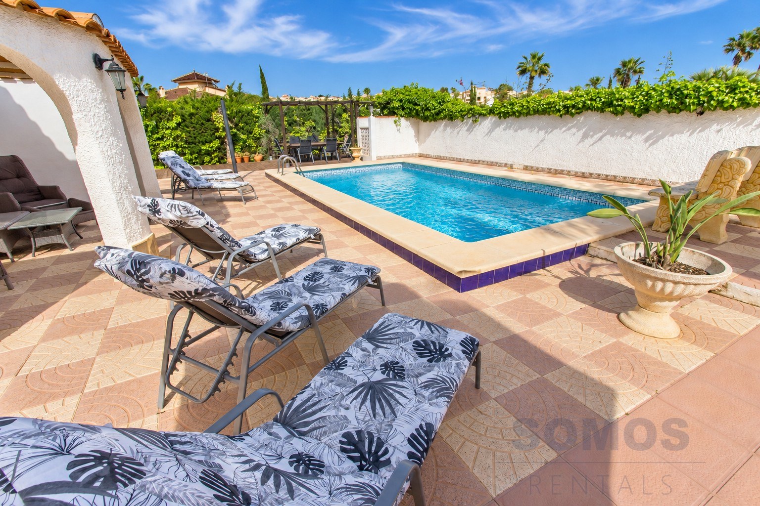 Private swimming pool — Villa Yolanda, Urb La Marina