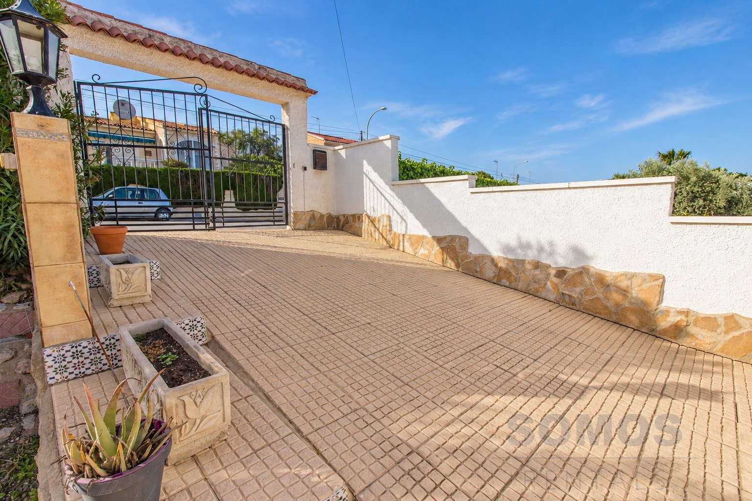 Driveway — Villa Yolanda, Urb La Marina