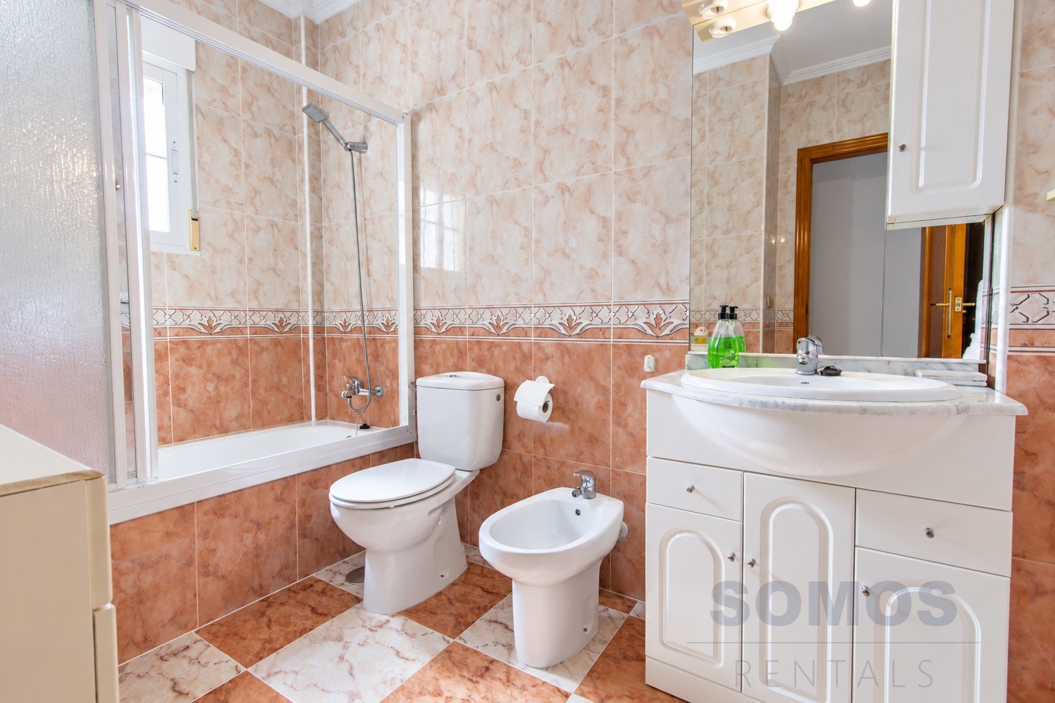 Bathroom 1 — Casa Marina del Rey, La Marina Village y El Pinet