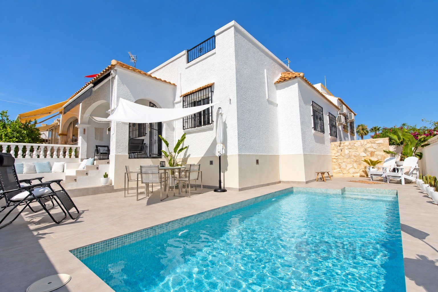 Exterior — Casa Arturo, Urb La Marina